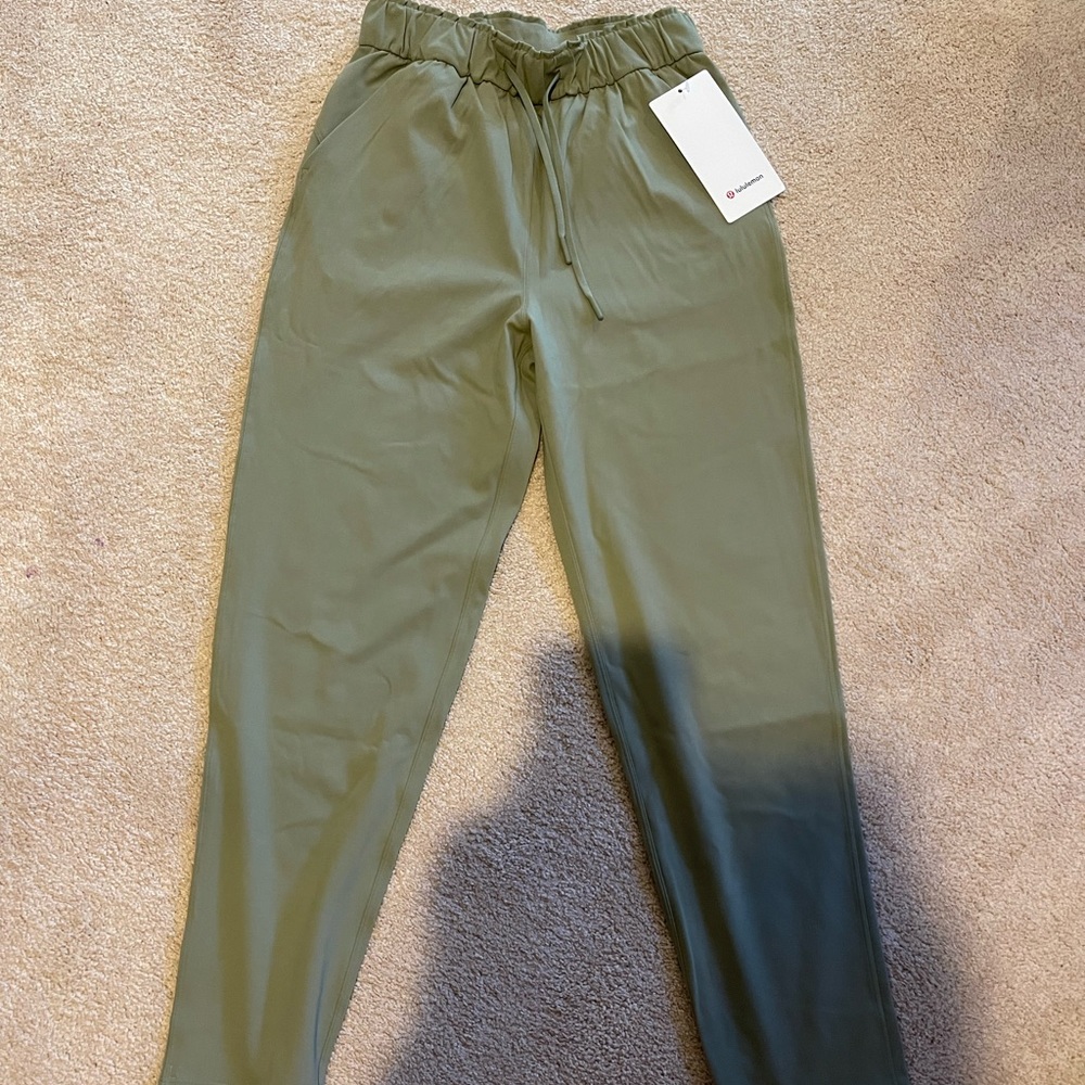 NWT Lululemon Keep Moving 7/8 pant size 4 green